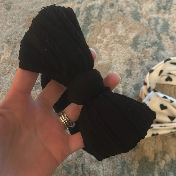 Set of 2 stretchy headbands black and white hearts - Picture 3 of 7